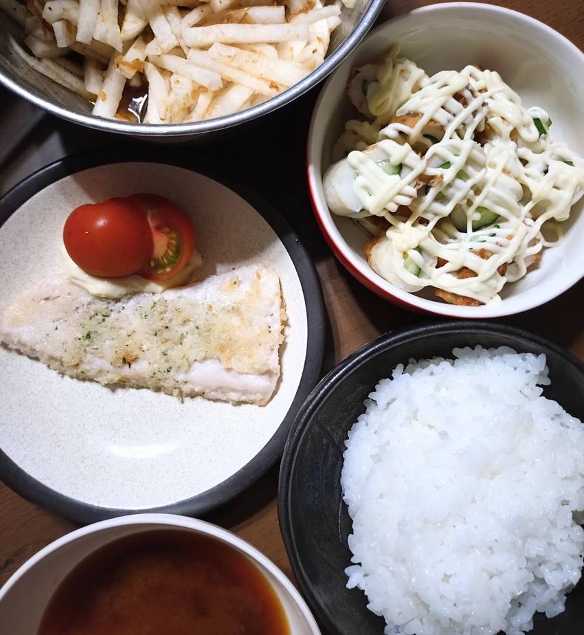 昨日のごはん。夕飯マグロの香草...