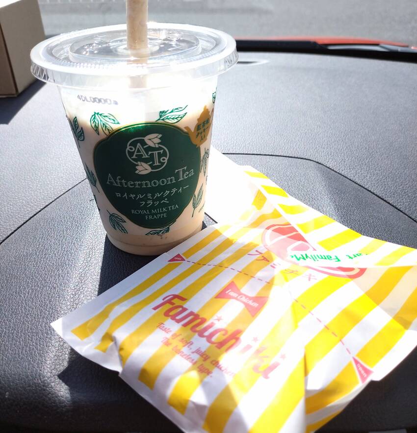 ファミチキの隣に置いたおしぼり...