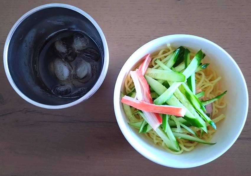 一応トッピングはカニカマとハム...