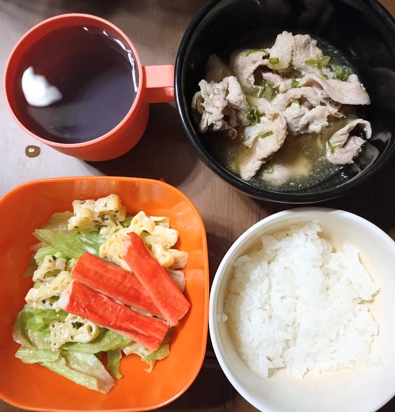 今日のごはん。夕飯豚とかサラダ...