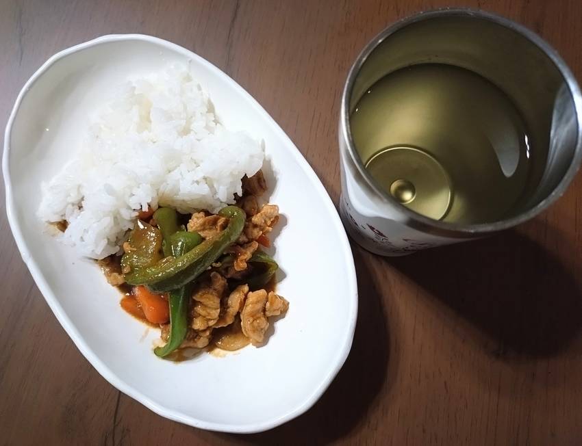 今日のごはん。夕飯チンジャオロ...