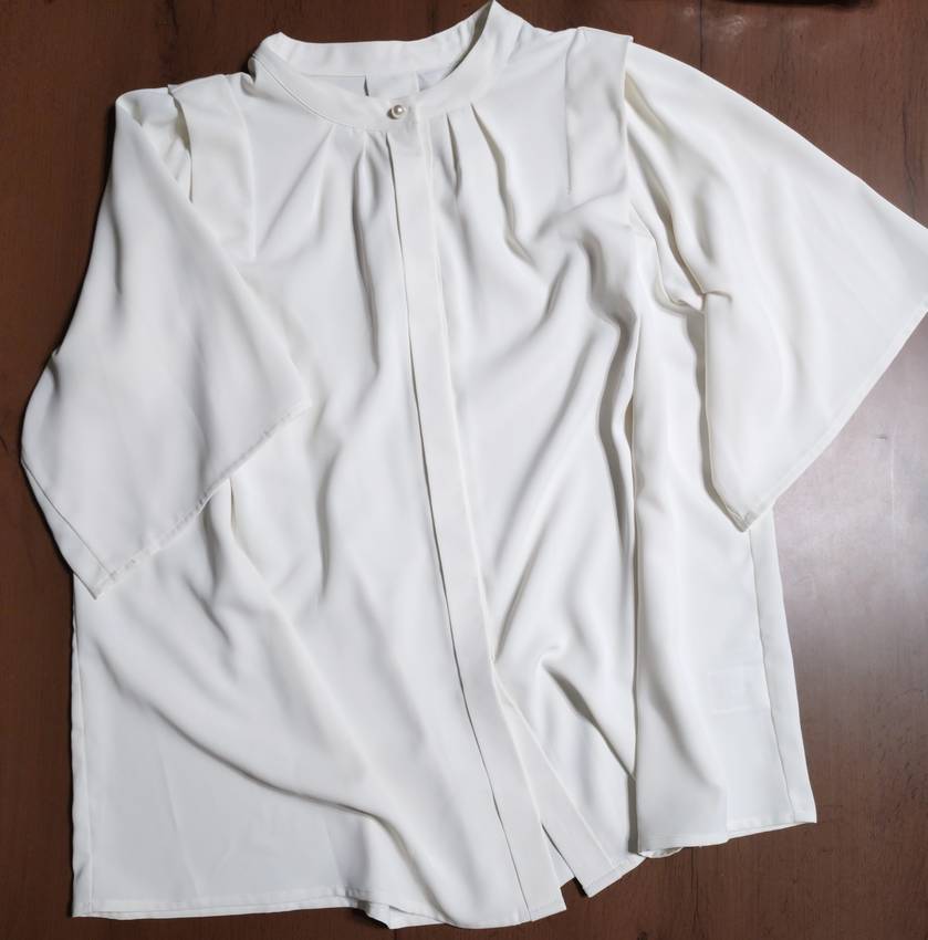 買った服０２白いブラウス