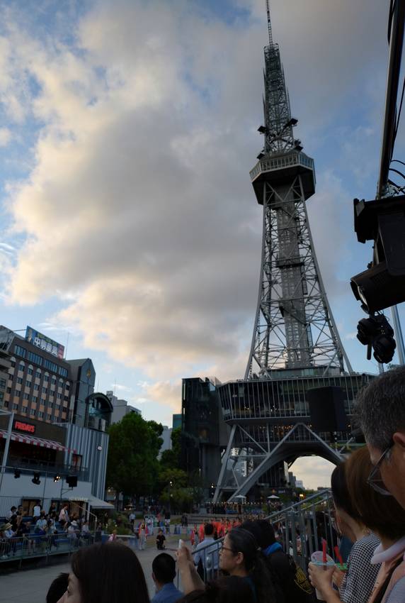 テレビ塔下に座席が