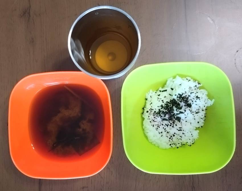 味噌汁の具沈んでるなぁ