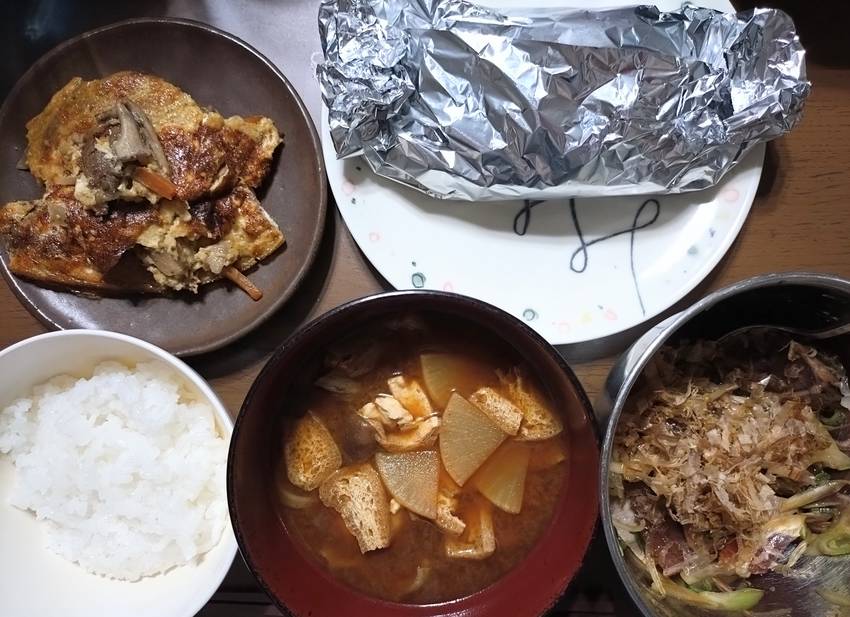 今日のごはん。夕飯鮭とカツオと...