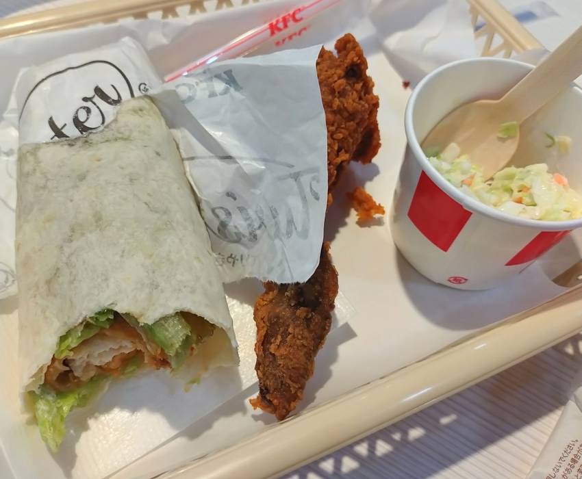 カジリ中 飲み物はジンジャーエ...