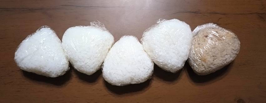 夕飯時に置いておいたおにぎりズ...
