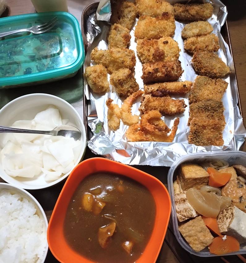 揚げ物たちと 煮物たちと カブ...