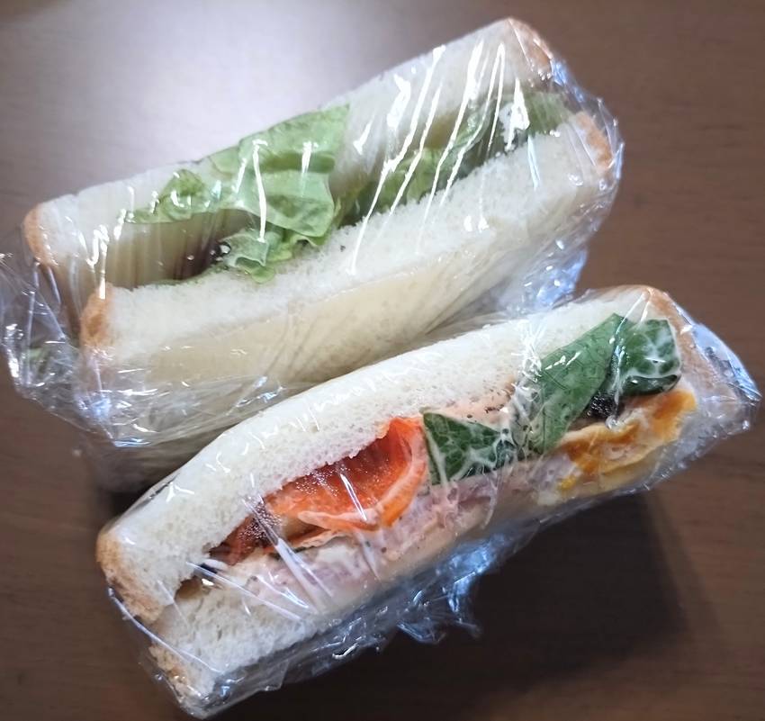 お昼のサンド ベーコンエッグと...
