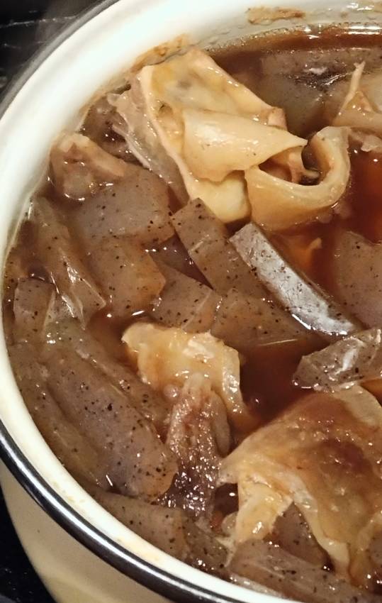 牛すじ煮込む