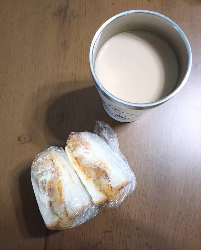 食パン1枚と 肉入りコロッケと...