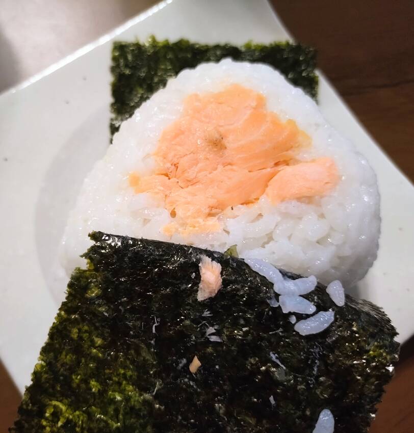 鮭のおにぎり 海苔をペラリ 鮭...