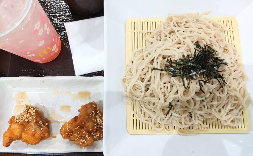 ざる蕎麦と唐揚げ ピーチレモネ...
