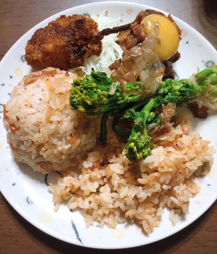 丸くなってるのが混ぜご飯 パラ...