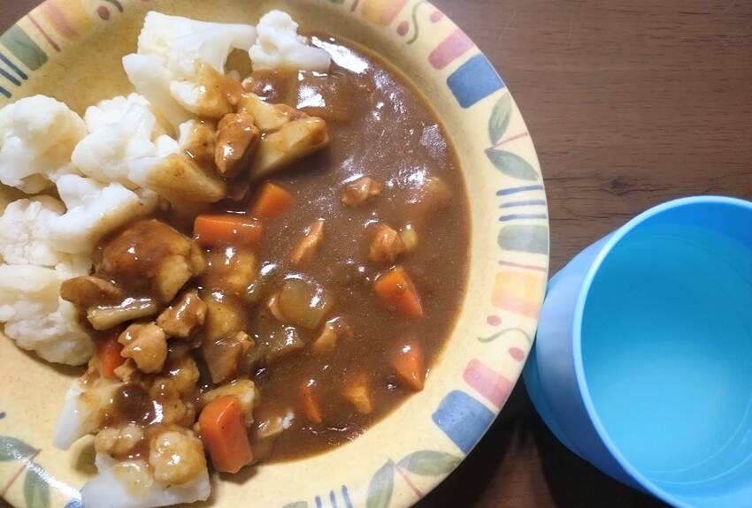 チキンカレーはちょっとスパイシ...