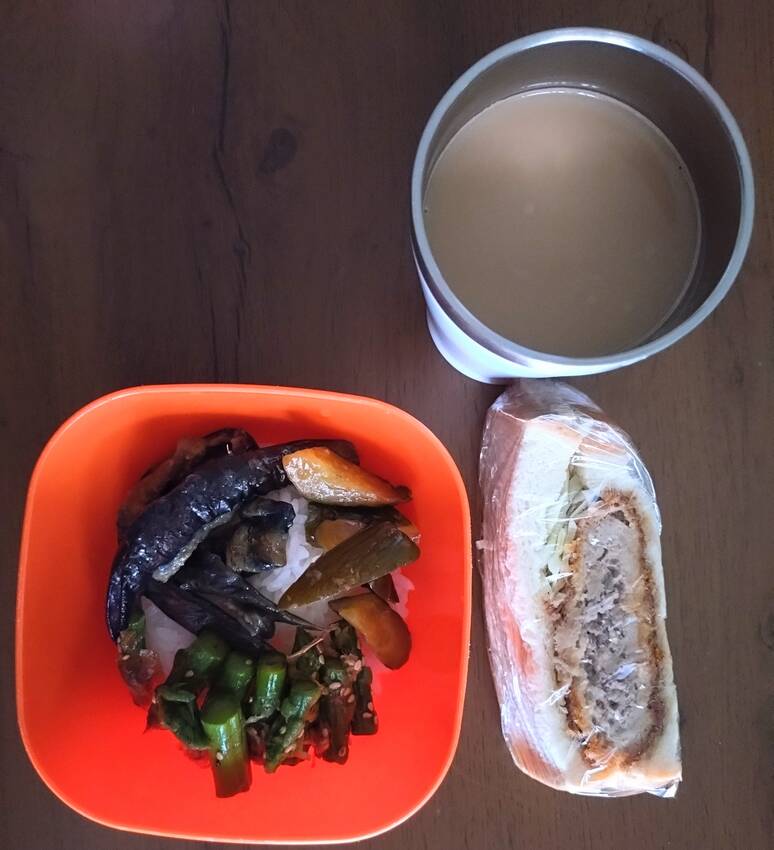 飲み物はカフェオレ無糖
