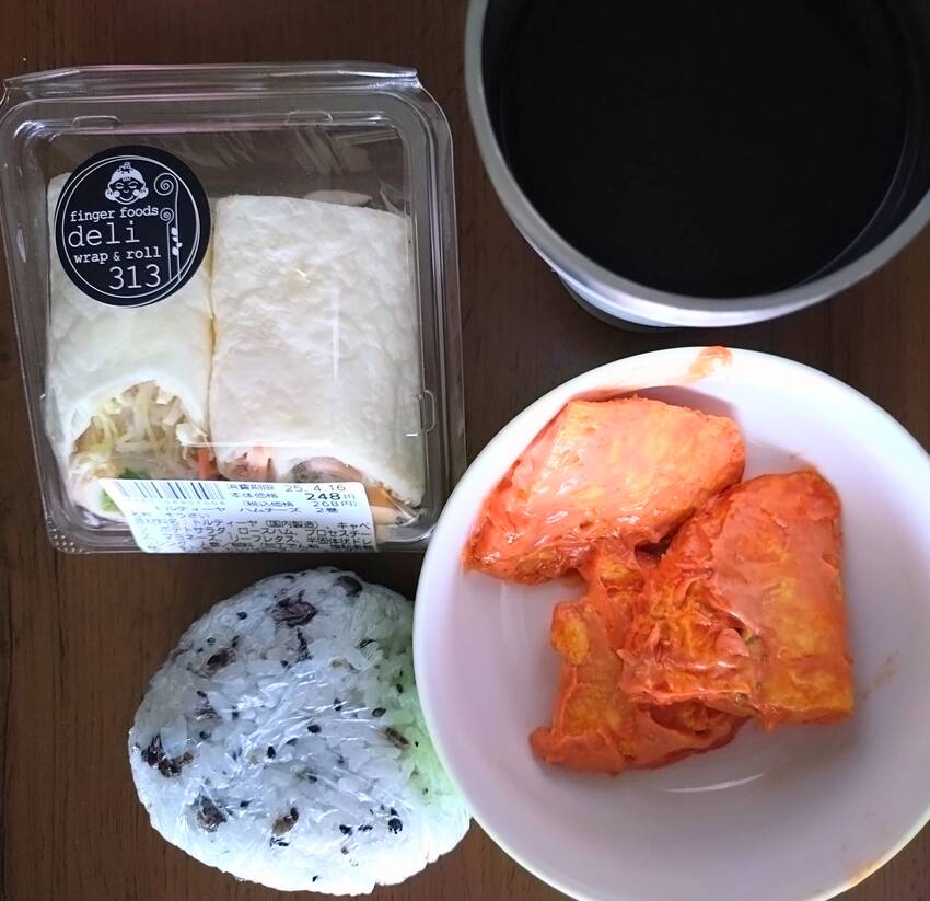 昼 トルティーヤロール 麦茶 ...