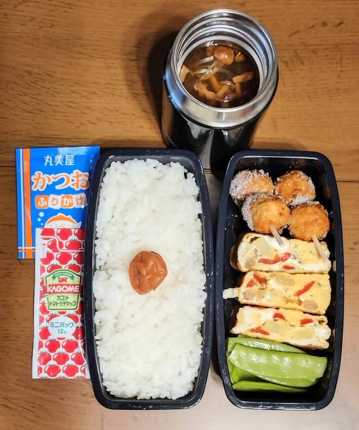 お弁当 白ご飯と梅干しとかつお...