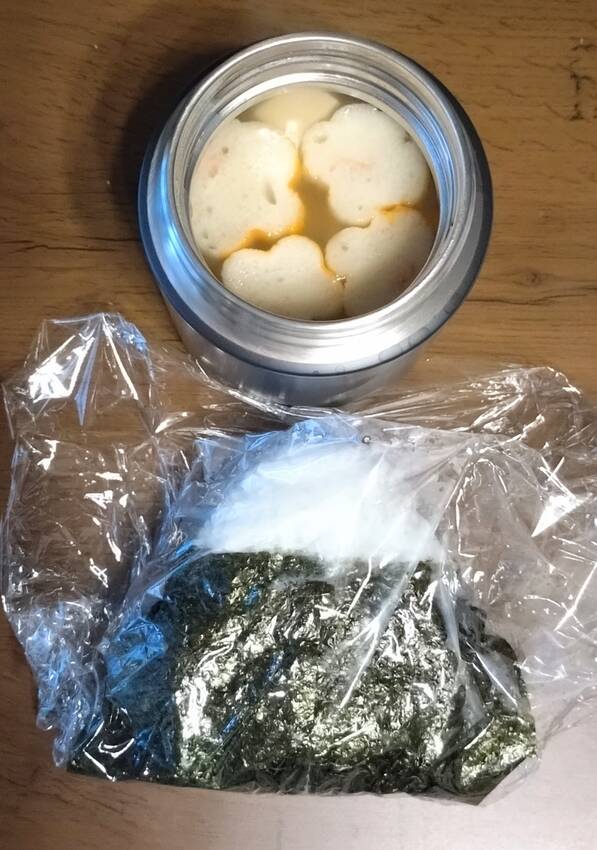 スープジャーにはお出汁 具は花...