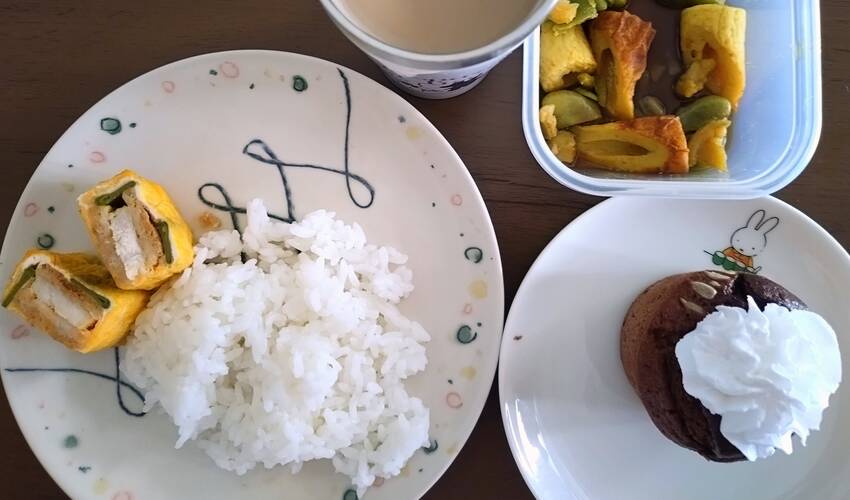 朝ごはん 弁当の残りとマフィン...