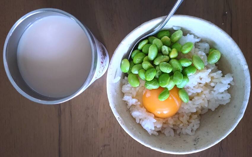朝 枝豆乗せた卵かけご飯 カフ...