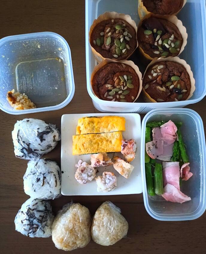 朝テーブルの上の食材達