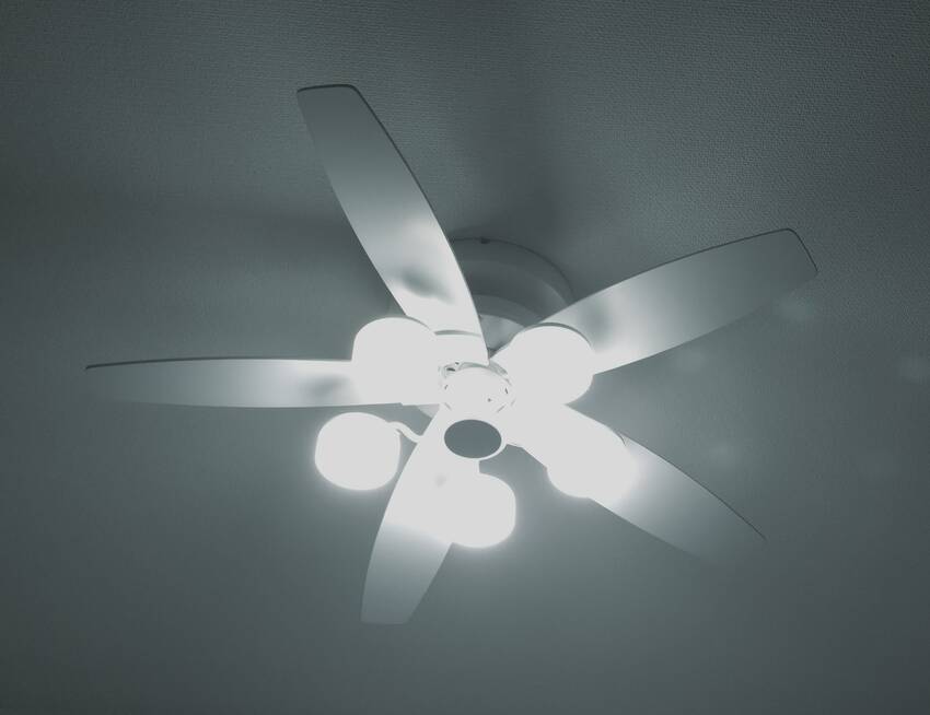 ソファに転がって天井の電気見な...