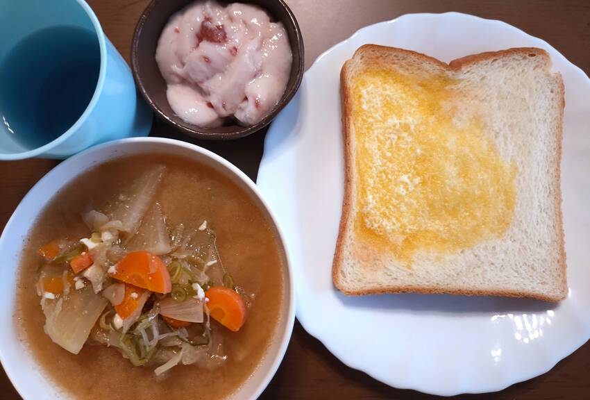 朝にはトースト豚汁フルーチェ苺...
