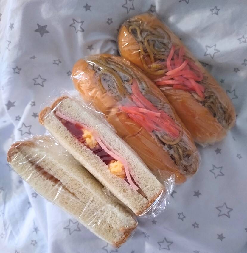 焼きそばパン✕2ハムとスクラン...