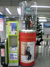 駅にて
