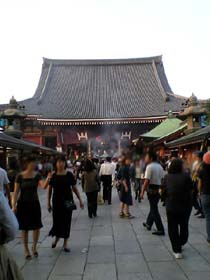 お寺に行くと線香の煙が