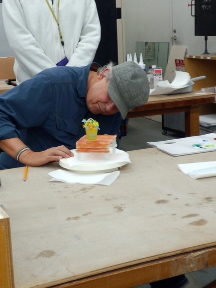Jayさんが作品の仕上げにかか...