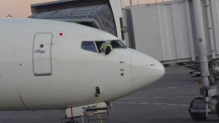 飛行機コックピットの窓掃除