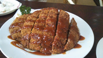 でっかいメンチカツ定食を一家で...