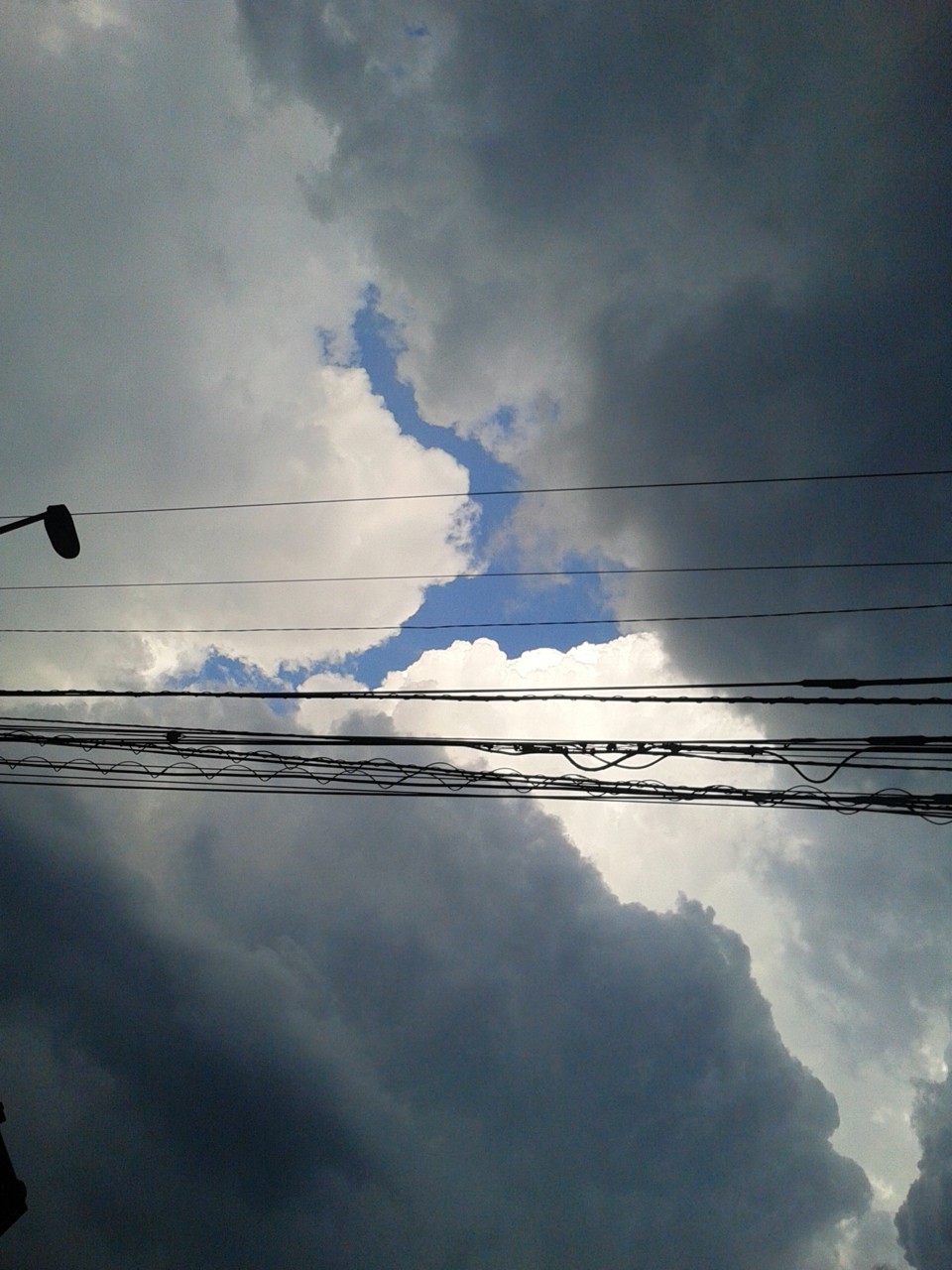 青空と白い雲と黒い雲 D B Bloguru