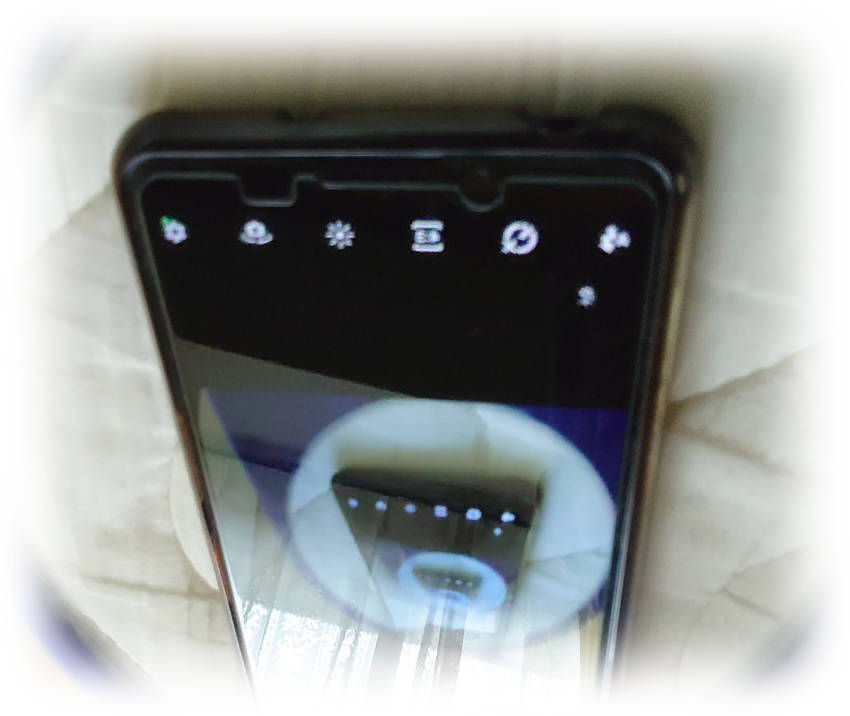 フロントカメラは画質が劣る(^...