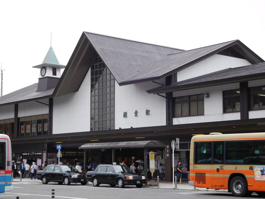 鎌倉駅を出てすぐの「小町通り」...