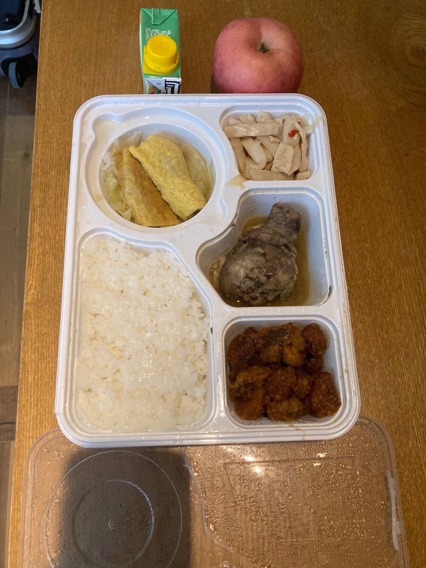 夕食にはリンゴ。 嬉しい果物で...