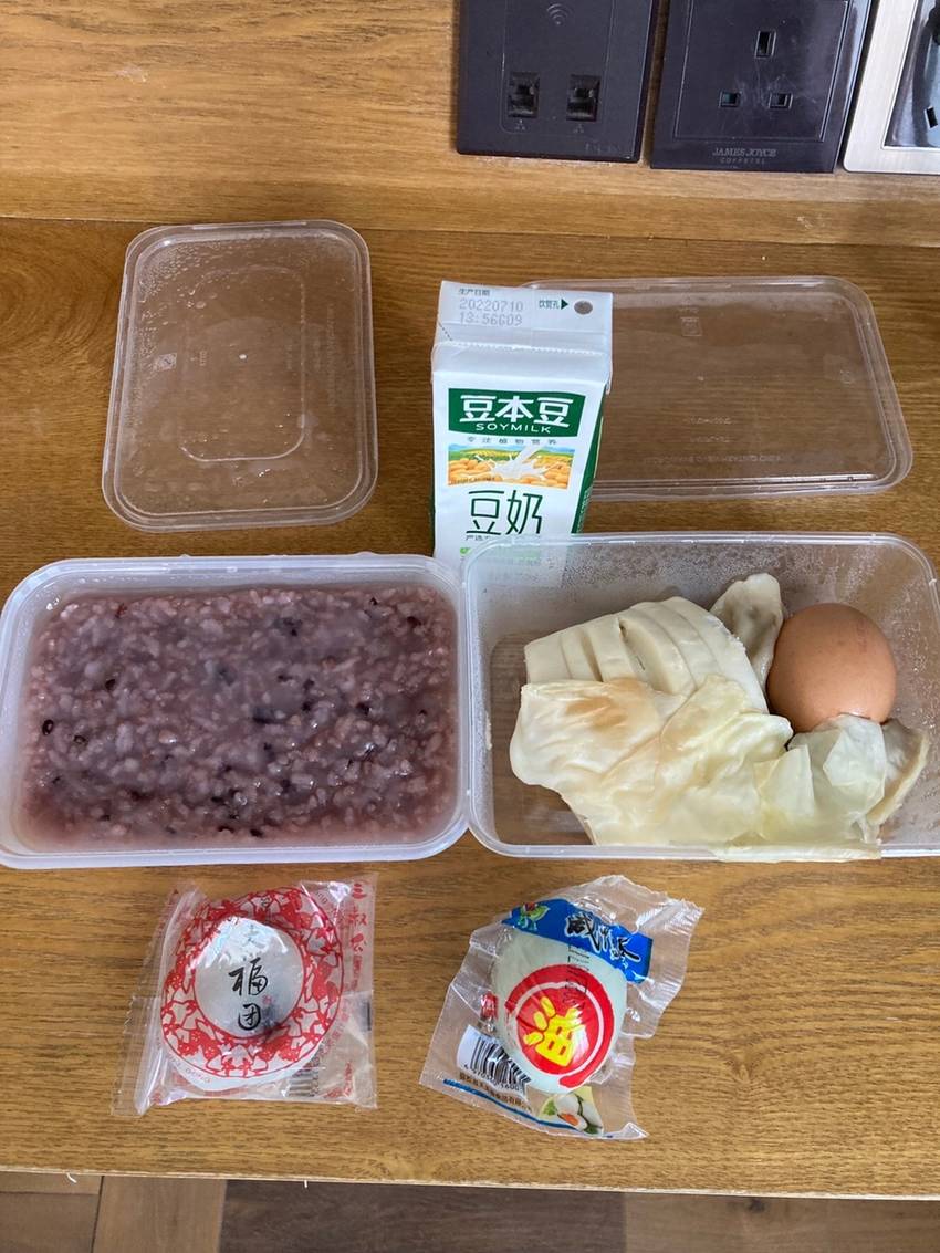 朝はお粥。 朝粥、良いなー ア...