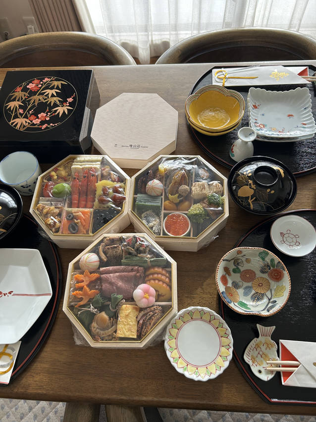 今年も椿山荘のお節にしました