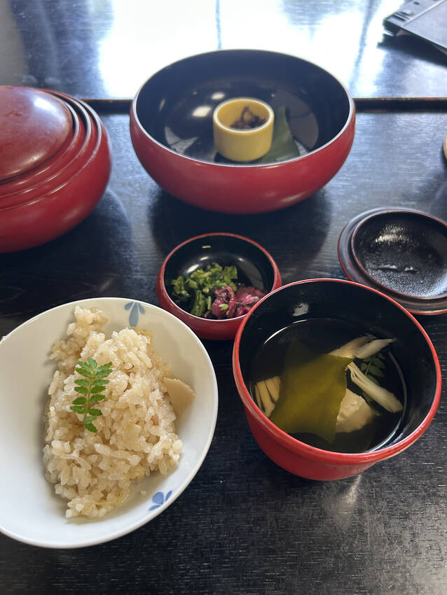 筍ご飯と木の芽の香りのお吸い物...