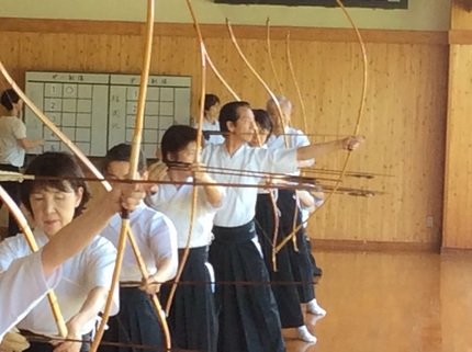 九州各県対抗弓道選手権 錬士の...