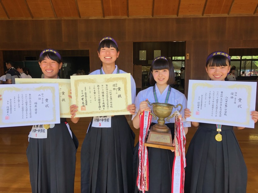 八代一中の女子メンバー写真（表...