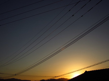 お疲れさまの夕日です～秋の夕べ