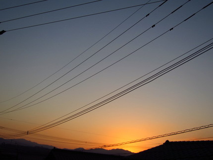 お疲れさまの夕日です～日没時間...