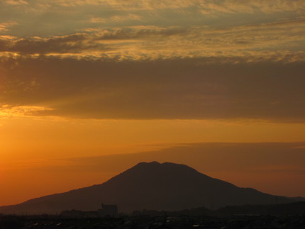 お疲れさまの夕日です～糸島富士