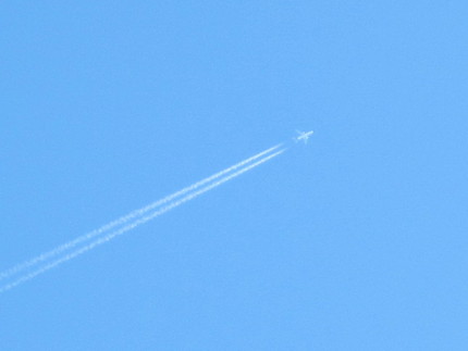 飛行機雲が消えていく