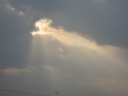 どんよりとした雲から降りる天使...