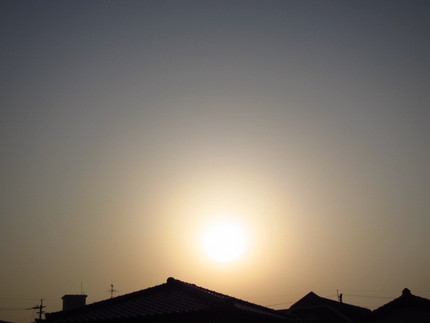 屋根から昇る朝日 空は、怪晴...