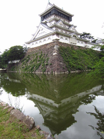 霧雨に煙る今日の小倉城